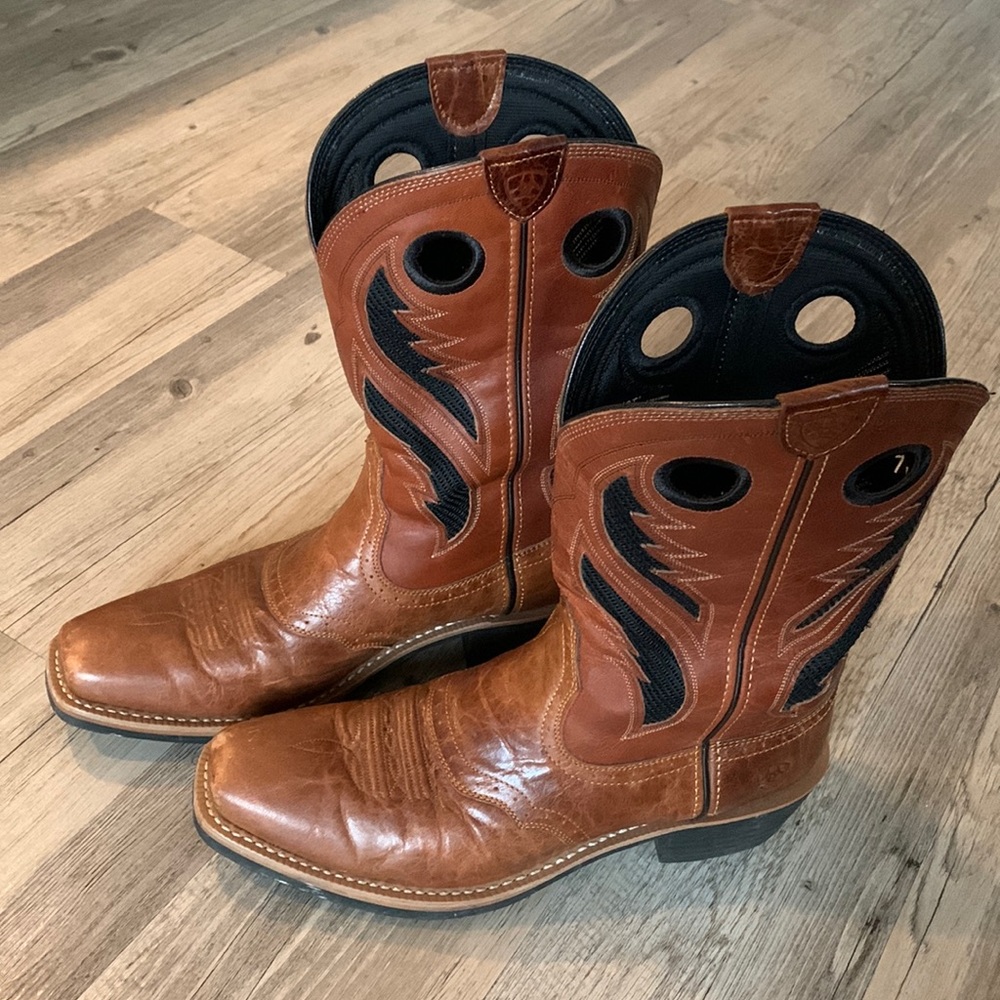 Size 11D Ariat Cowboy Boots. Runs a bit larger 11.5-12
